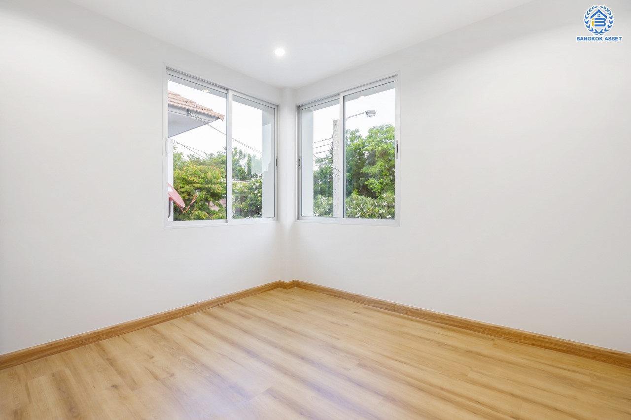 บ้านมือสองตกแต่งใหม่ ม.วิลล่าการ์เด้น2 บางกรวย-ไทรน้อย หลังมุม เนื้อที่ 51.5 ตร.ว. ฟังก์ชัน 3 ห้องนอน 3 ห้องน้ำ จอดรถได้ 2 คัน บรรยากาศเป็นส่วนตัว บนทำเลศักยภาพ ใกล้เซ็นทรัลเวสต์เกต เชื่อมต่อหลายเส้นทาง ถ.รัตนาธิเบศร์, ถ.กาญจนาภิเษก และราชพฤกษ์ และรถไฟฟ้า "สถานีบางพลู"...